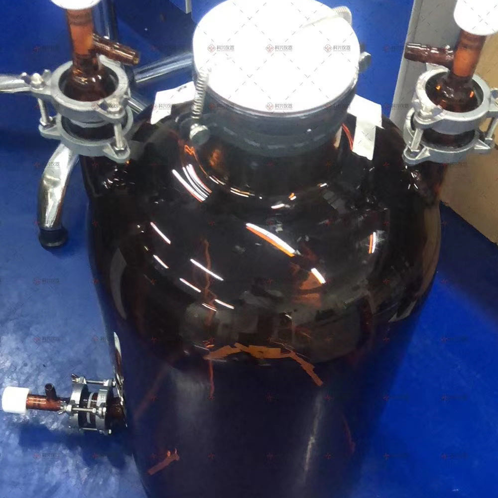 棕色雙層玻璃反應釜的作用是什么?
1-200H4110335T2.jpg
棕色雙層玻璃反應釜顧名思義就是釜體呈棕色的高硼硅玻璃,其耐腐蝕性強。
在設計上以及在造型的方面可以結(jié)合不同的特點。對于玻璃的厚度以及玻璃瓶的尺寸等等都有一定的要求。所以它的腐蝕性良好。能夠獲得的防火性能也是很強的。所以在挑選玻璃瓶的時候,可以根據(jù)它的使用的厚度,以及他的耐磨性等方面來結(jié)合。因此在設計上還會更加合理。我們可以根據(jù)它的整體功能和特點,來選擇不同的類型,還可以根據(jù)自己的需求來挑選不同的尺寸。
為什么試驗要用棕色玻璃而不是黑色玻璃呢?
黑色表示入射光完全被吸收而沒有反射光,因此黑色玻璃瓶就不透明了,使用棕色玻璃瓶的目的之一就是使用者在使用之前就可以觀察到瓶內(nèi)所盛物質(zhì)的狀態(tài)和多少,因此可以有準備的進行取用,避免可能出現(xiàn)的危險。一些見光敏感的物質(zhì)對能量較高的光(波長較短),如藍色~紫色波段的光很敏感,而對能量低的紅色光并不敏感,也就是說,只要濾去可見光中的高能量波段的光就可以避免藥品見光分解了,并不是要濾去所有的可見光。 很多物質(zhì)是見光易分解的物質(zhì),比如濃硝酸,碘化銀,溴化銀,氯化銀,等等。所以這類物質(zhì)需用棕色玻璃瓶貯存,防止他們分解,而且還要放在陰涼背光出。 無色玻璃瓶的可以裝的物質(zhì)就很多了,只要見光不分解,不與二氧化硅(玻璃的主要成分)反應就可以用無色的裝。(注意,氫氟酸用塑料瓶裝) 有些化學試劑屬于畏光物質(zhì),也就是見光分解,或者受熱易分解的藥品,并將瓶子置于陰涼處,一般將濃 、鹵化銀、氯水、溴水、碘水等存放于棕色瓶中。棕色瓶能吸收絕大多數(shù)可見光,可以將它用于保存畏光物質(zhì)。并非大部分藥品都裝在棕色瓶里,只有AgBr,HNO3等見光易分解的藥品才儲存在棕色玻璃瓶內(nèi)。我司可根據(jù)客戶實驗要求定制棕色雙層玻璃反應釜。
棕色玻璃反應釜.jpg